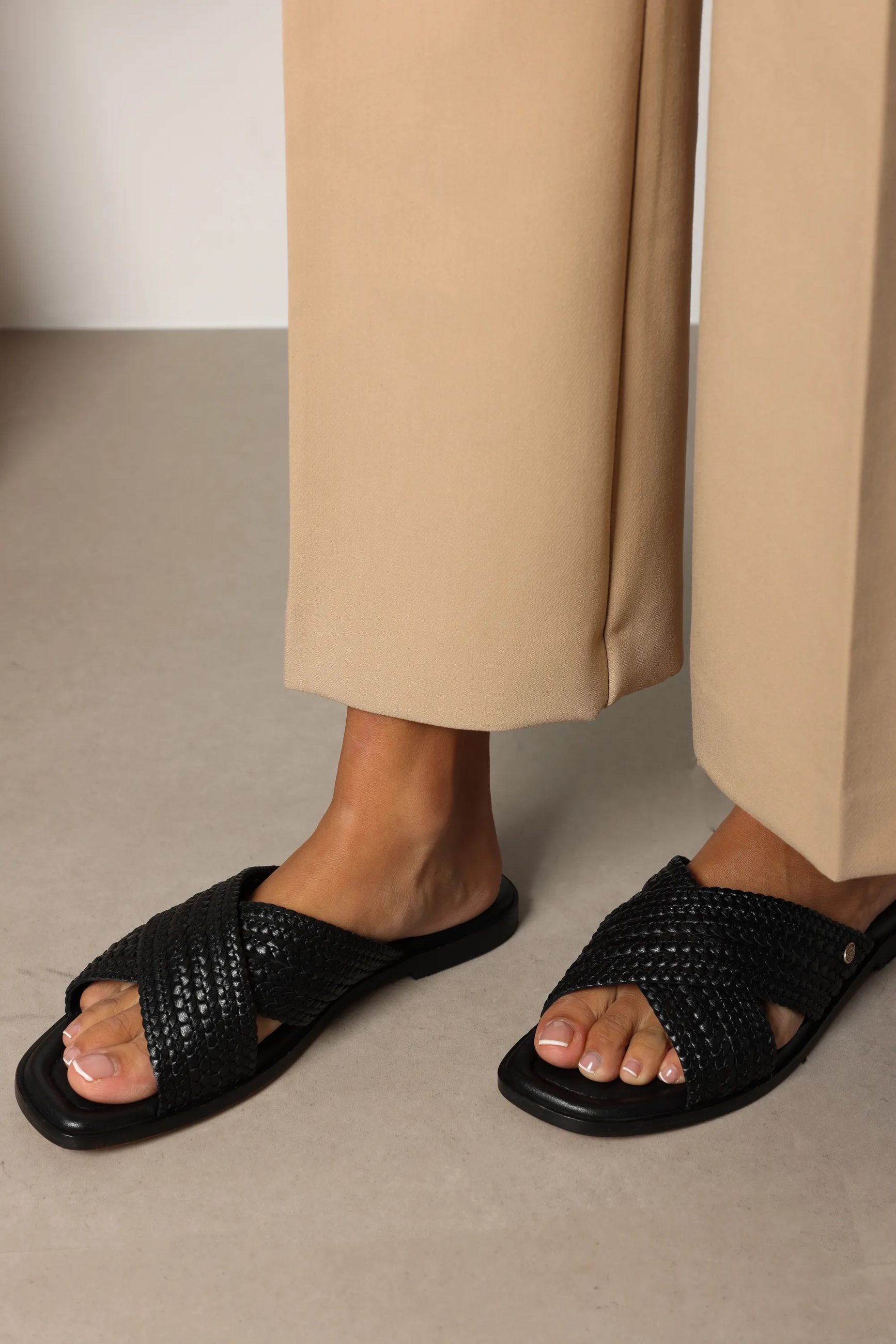 Ero Cross slipper gevlochten leer Zwart