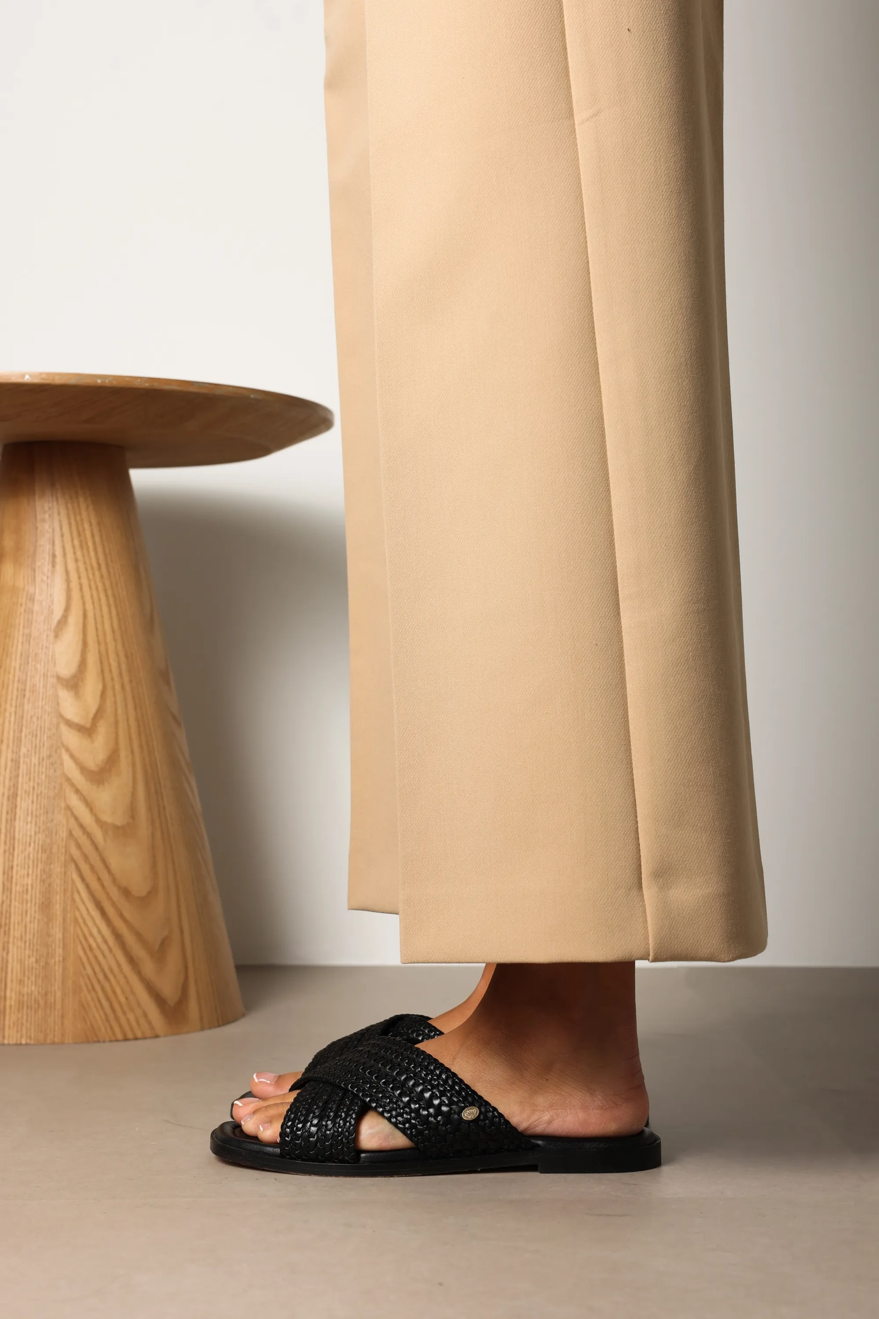 Ero Cross slipper gevlochten leer Zwart