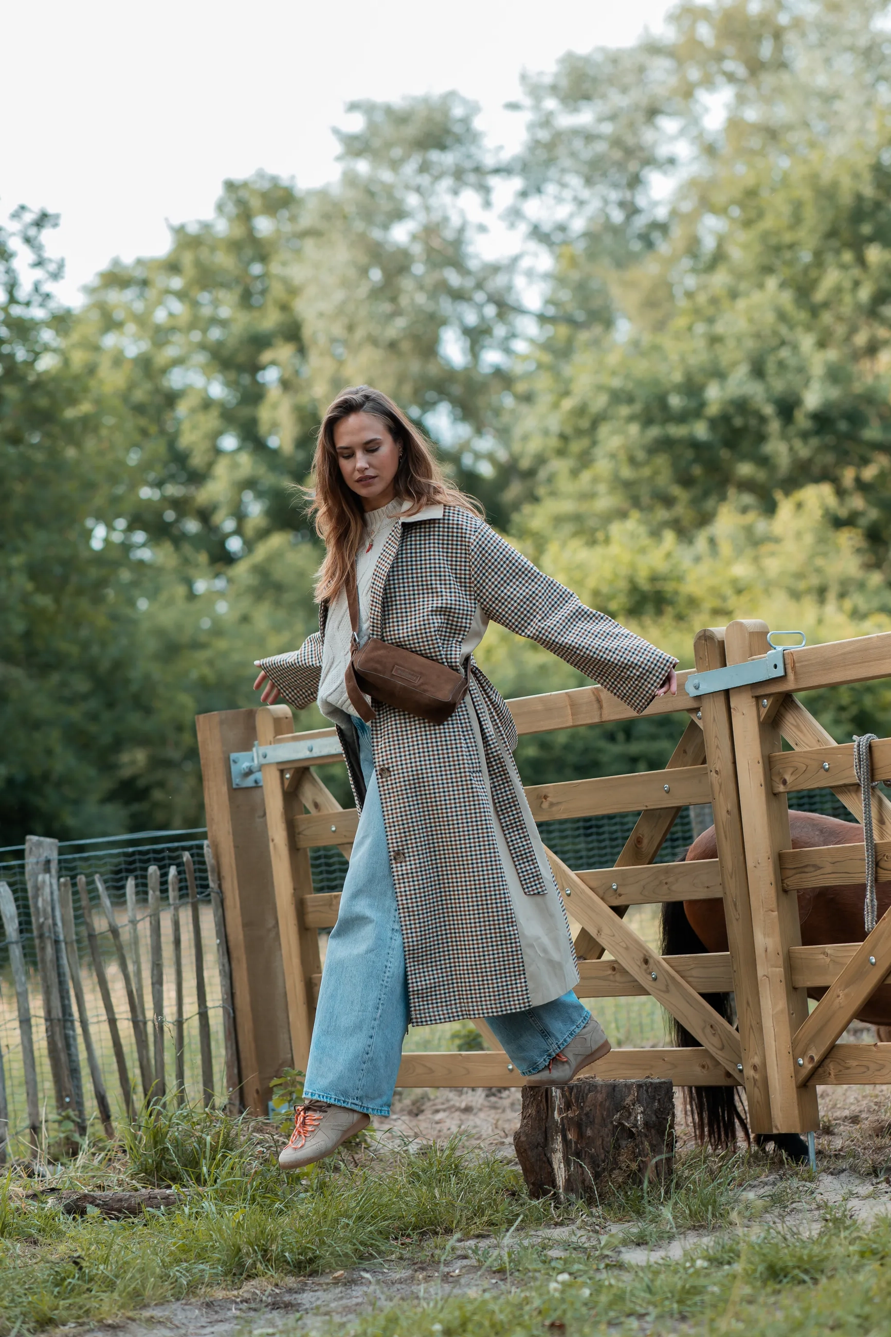 April Mina sneaker Suède Zand