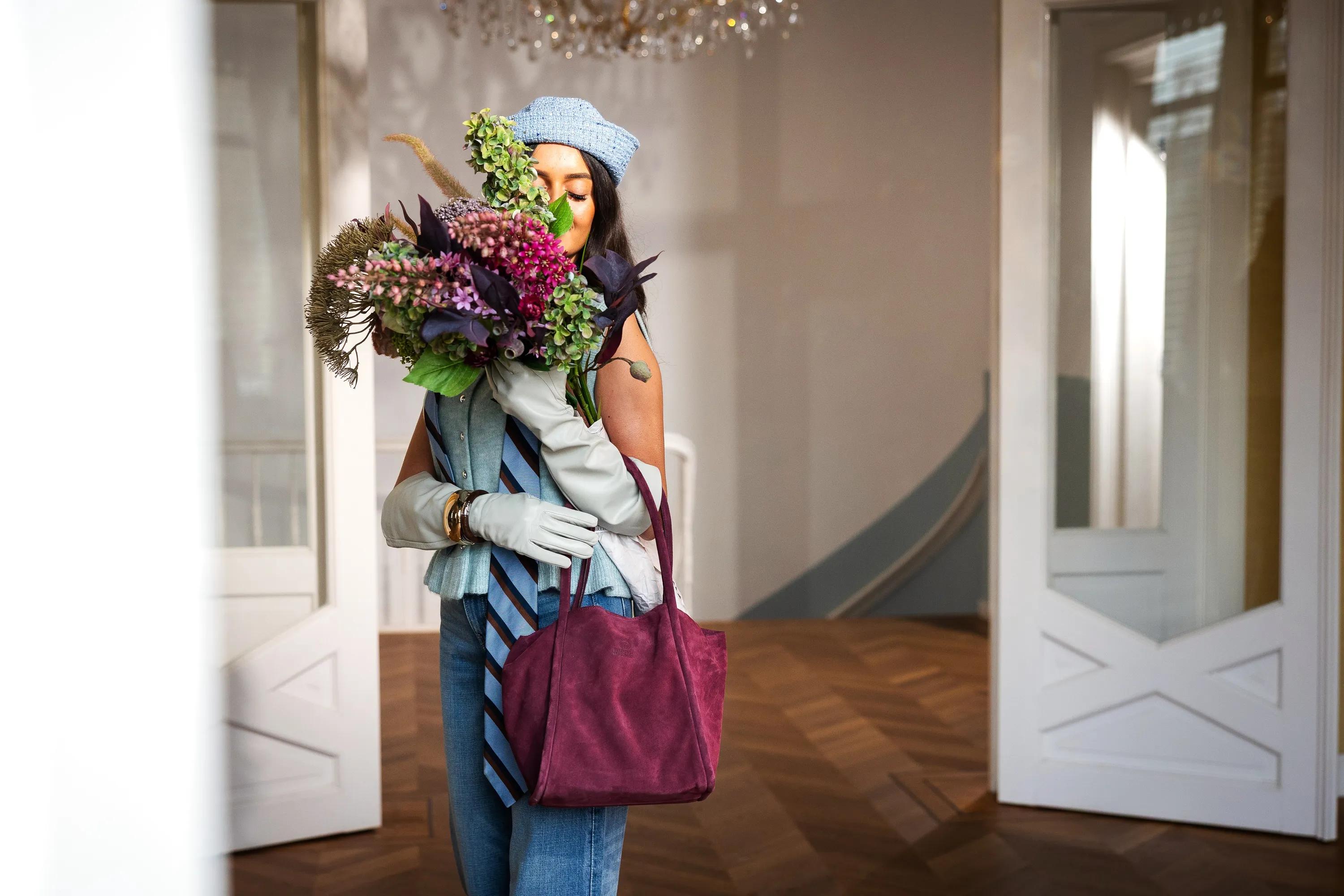 Nalani Schultertasche Veloursleder Burgunderrot