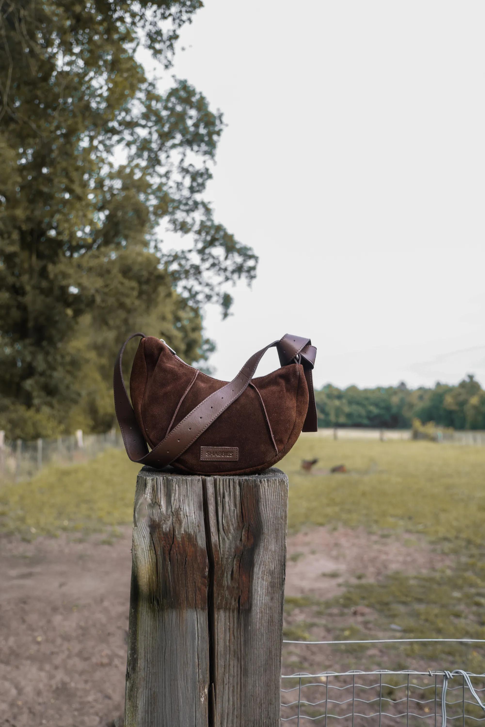 Platamini Schultertasche Aus Geöltem Veloursleder Dunkelbraun