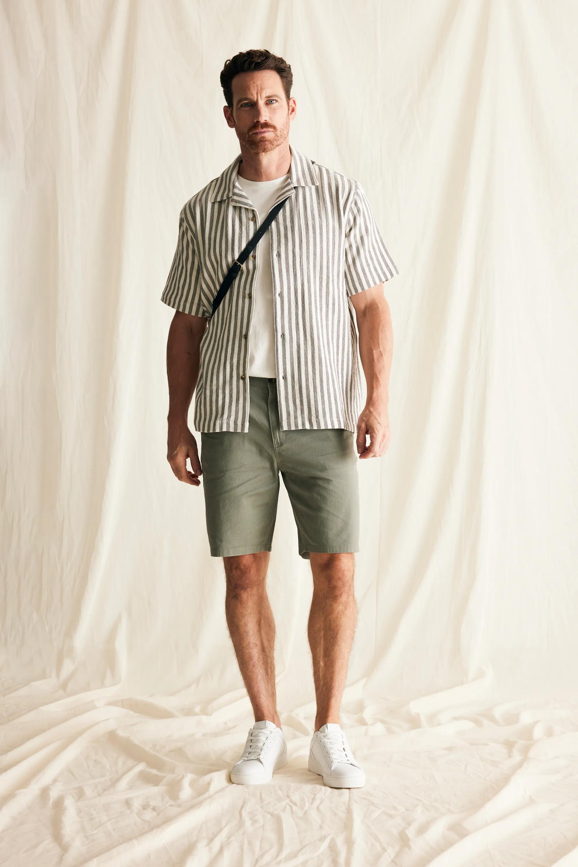 Allover-Print Chino-Shorts Salbeigrün