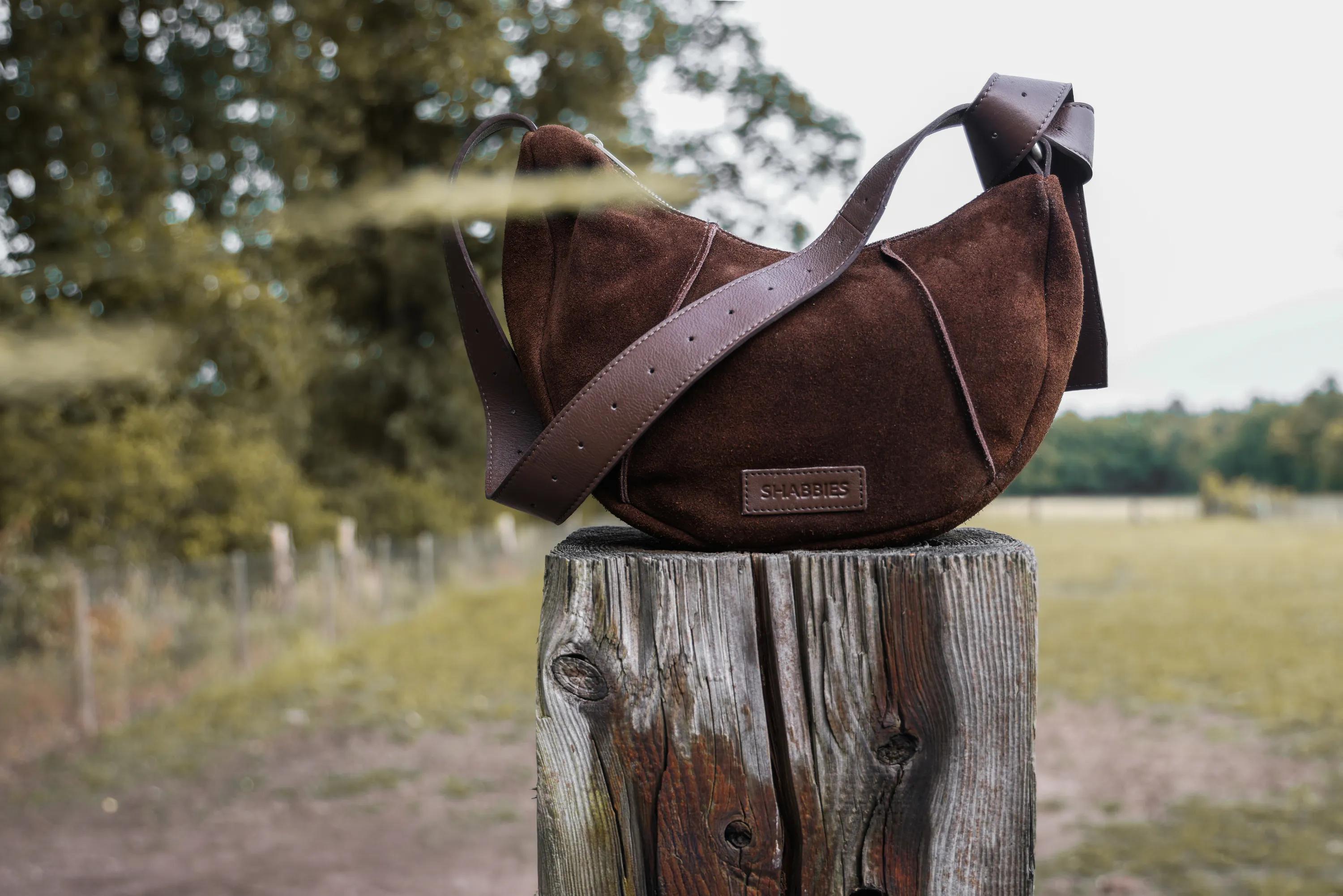 Platamini Schultertasche Aus Geöltem Veloursleder Dunkelbraun