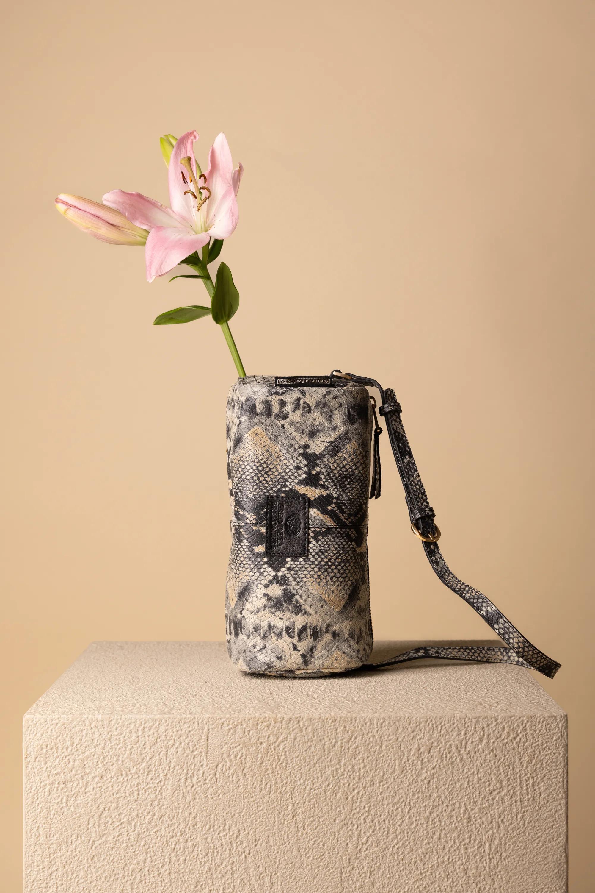 Livia schoudertas slangenprint leer Zwart/Beige