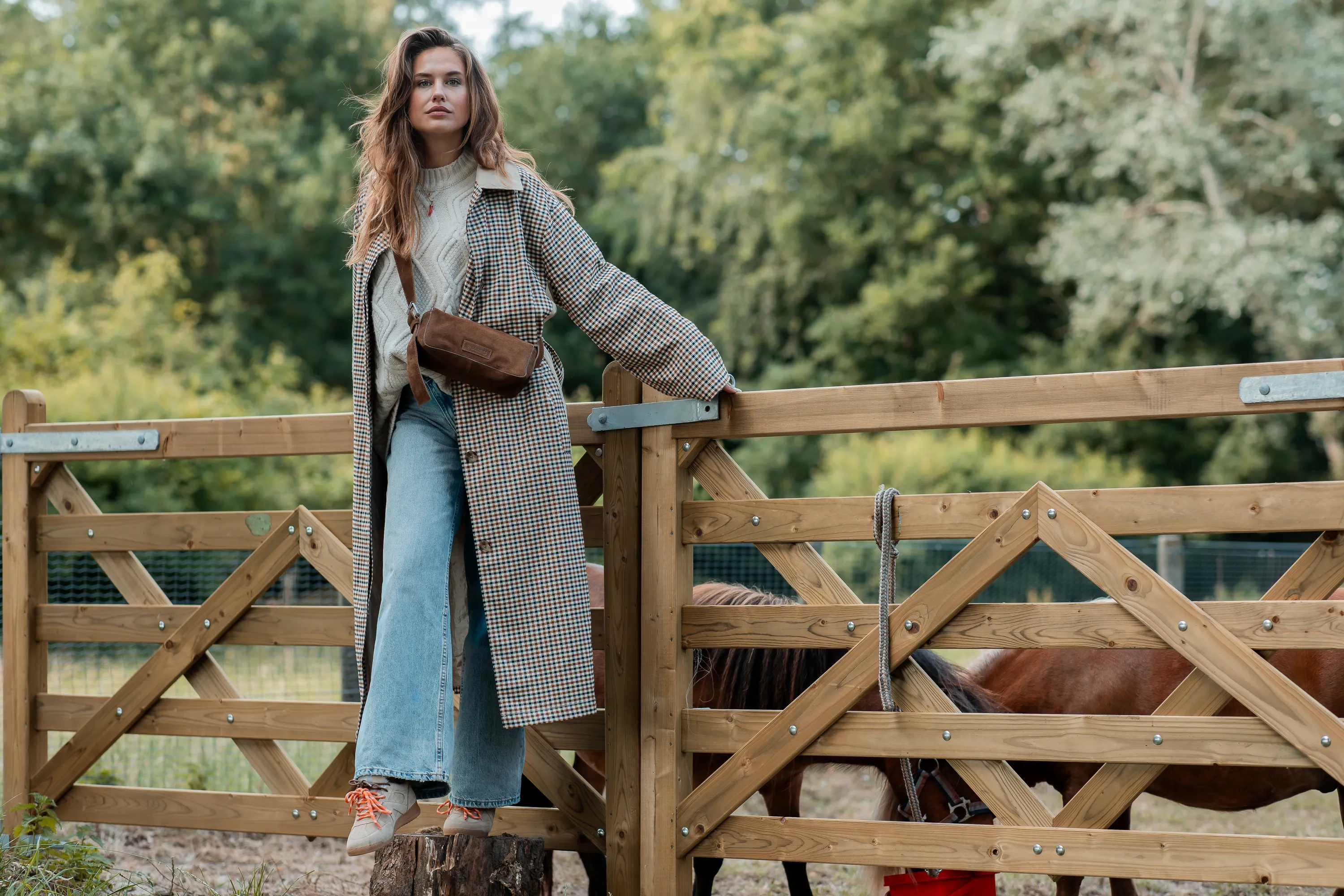 April Mina sneaker Suède Zand